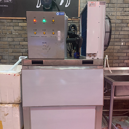 300公斤片冰机交付东莞某生鲜超市使用